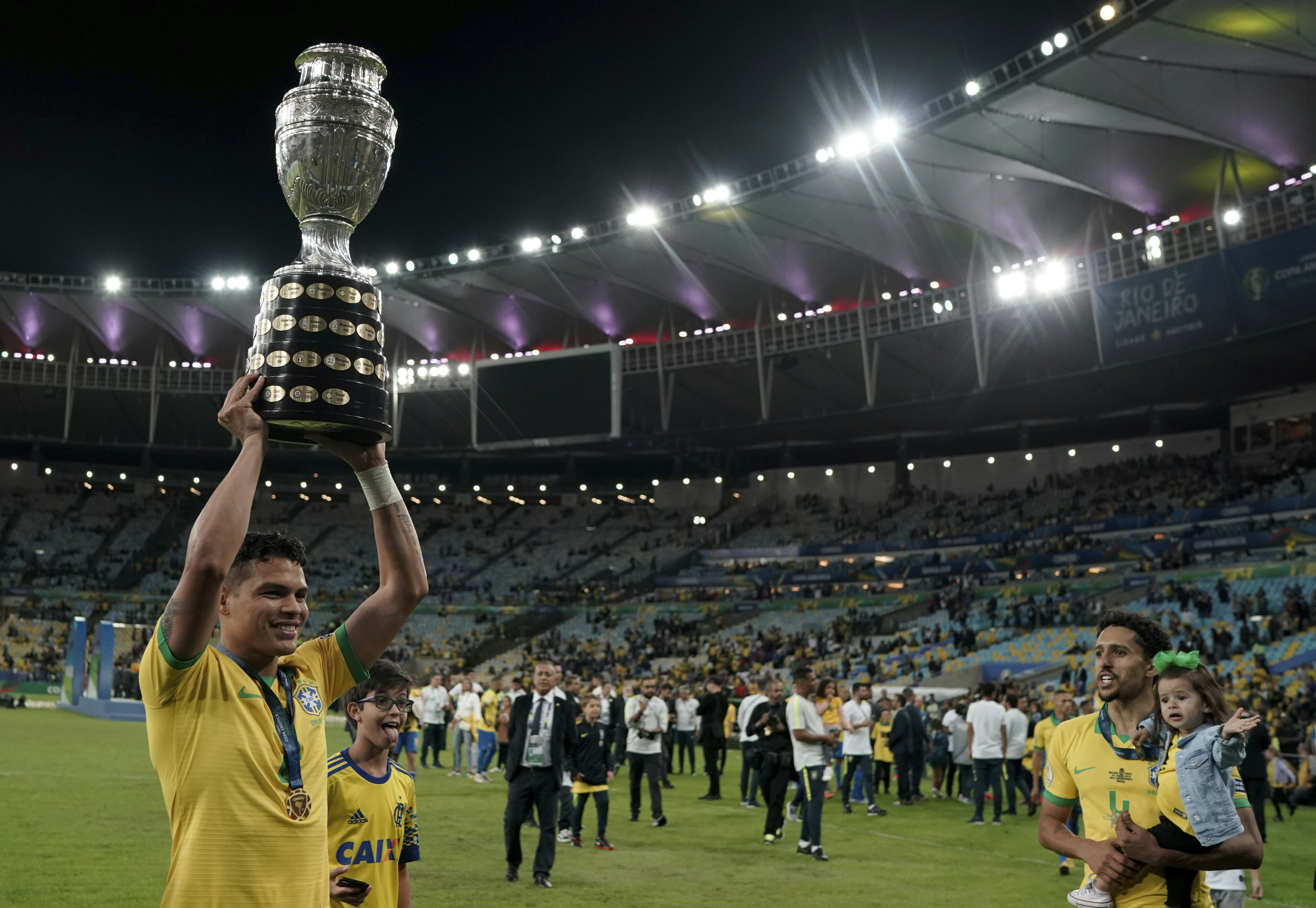 Thiago Silva levantando la copa ayer luego de vencer a Perú.