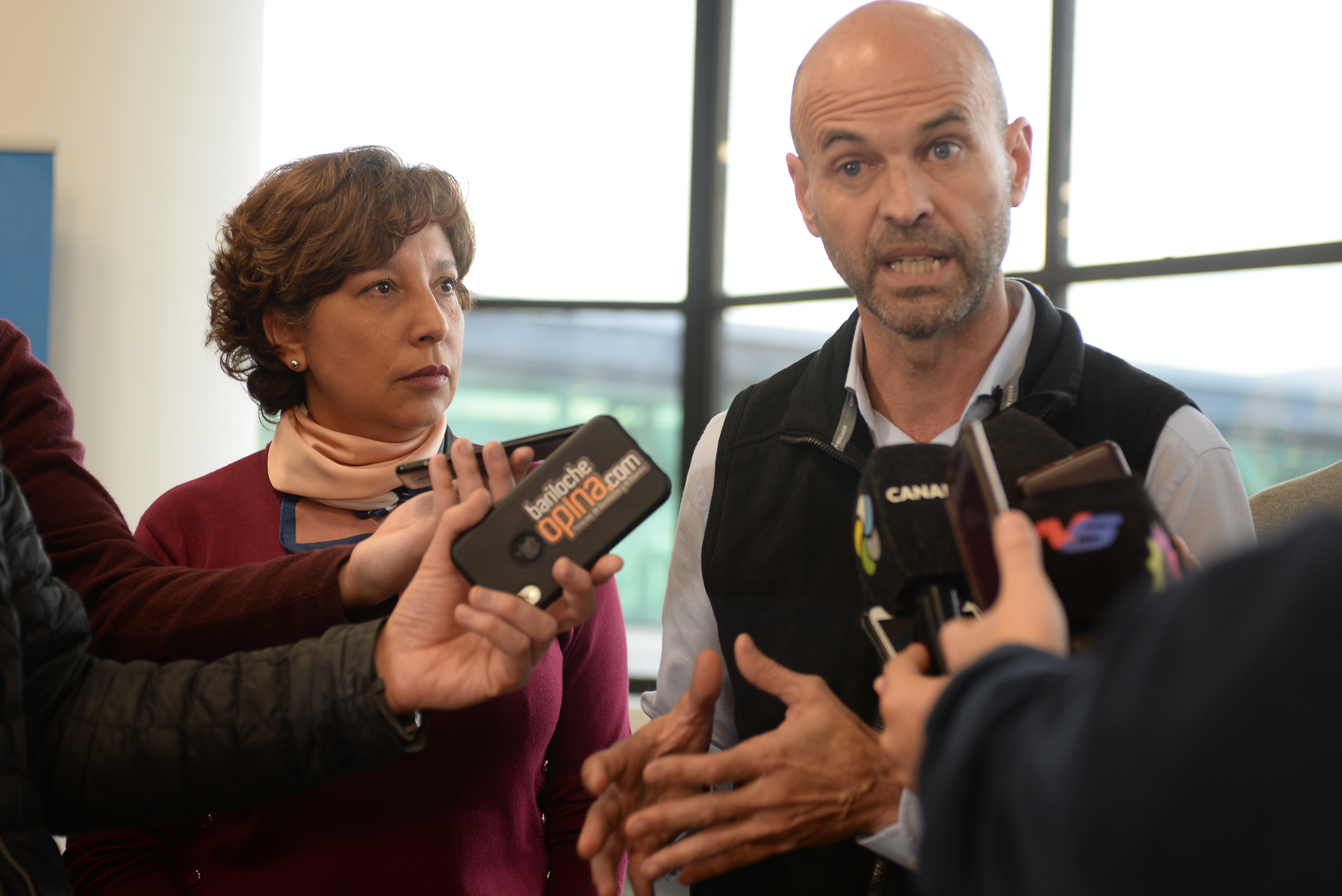 El ministro Guillermo Dietrich estuvo acompañado ayer en Bariloche por la gobernadora electa Arabela Carreras. (Foto: Alfredo Leiva)