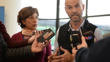 El ministro Guillermo Dietrich estuvo acompañado ayer en Bariloche por la gobernadora electa Arabela Carreras. (Foto: Alfredo Leiva)