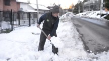 Imagen de El esfuerzo de los paleros, la otra cara de la nevada en Bariloche
