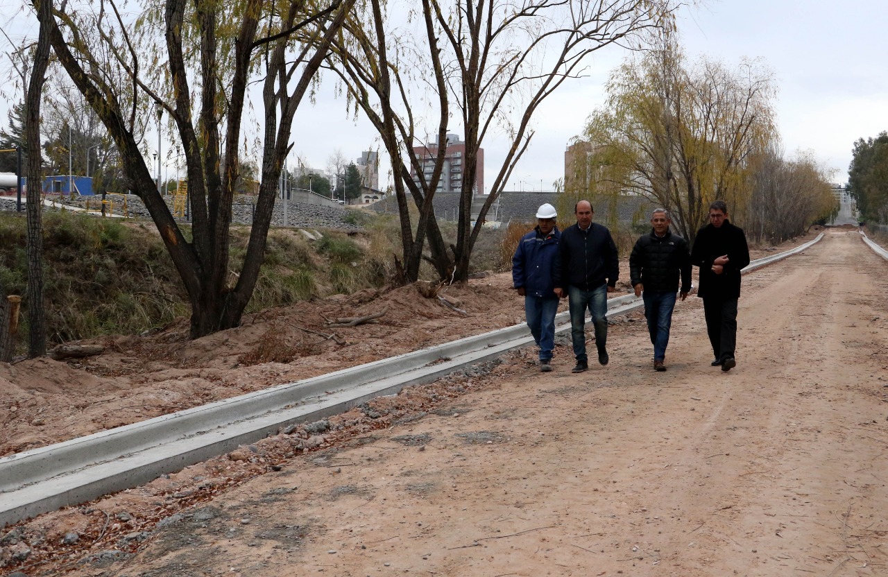 El cordón cuneta de la calle Cosentino quedó listo, falta el asfalto. Foto Prensa Municipalidad de Neuquén