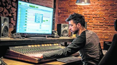 El productor Claudio Herrera sostiene que el músico debe verse emprendedor de sí mismo.