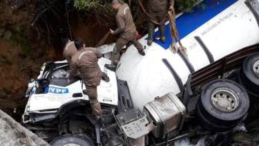Los Carabineros rescataron al chofer, que terminó internado. (Gentileza).-