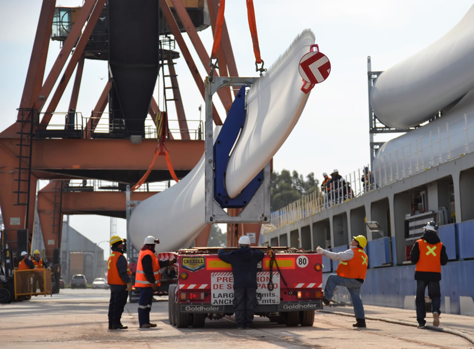 El puerto ya recibió varios cargamentos para proyectos renvoables del país.