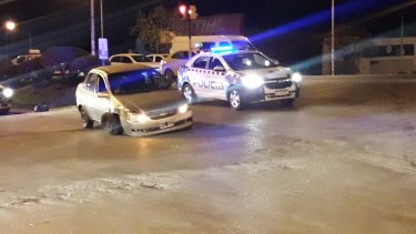 El Chevrolet Corsa quedó cruzado en la colectora de la Ruta 22. (Foto: Gentileza @lucasjaranqn)