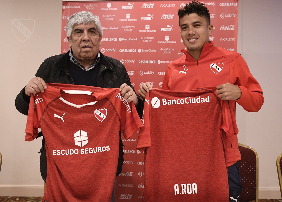 El colombiano Roa ya firmó el contrato y posa con la camiseta de Independiente.
