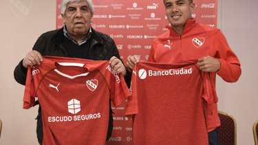 El colombiano Roa ya firmó el contrato y posa con la camiseta de Independiente.