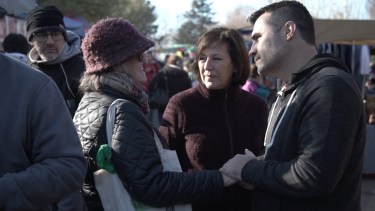 Silvia Sapag y Darío Martínez recorrieron ayer la feria del Parque Central. Foto prensa Darío Martínez