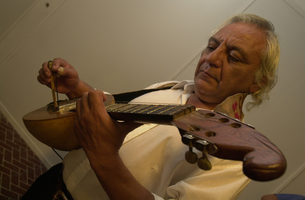 Elpidio Herrera músico y luthier, creador del conjunto Las Sachas Guitarras Atamisqueñas.