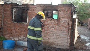 Una estufa que funcionaba mal causó un incendio y quedó «con lo puesto» en Centenario