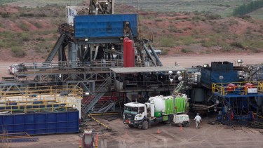 En Vaca Muerta son varios los pozos terminados que esperan para su conexión. (Foto: Juan Thomes)