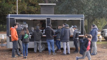 Comida al paso, un menú variado en los caminos de Bariloche
