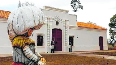 El edificio ya tiene terminada la fachada y los dos lugares principales. Faltan los patios internos.