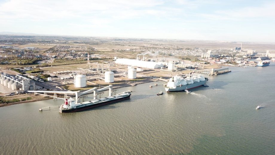 La barcaza licuefactora de YPF concretó el mes pasado la primera exportación de GNL de Argentina.