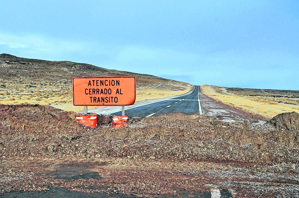 Las obras del asfalto de la vía  que conecta mar y cordillera por la inhóspita región sur llevan 21 años. (Foto: José Mellado)