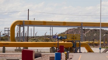 El punto de partida. Desde aquí fluye buena parte del gas de Neuquén hacia Chile. (Foto: Juan Thomes) 