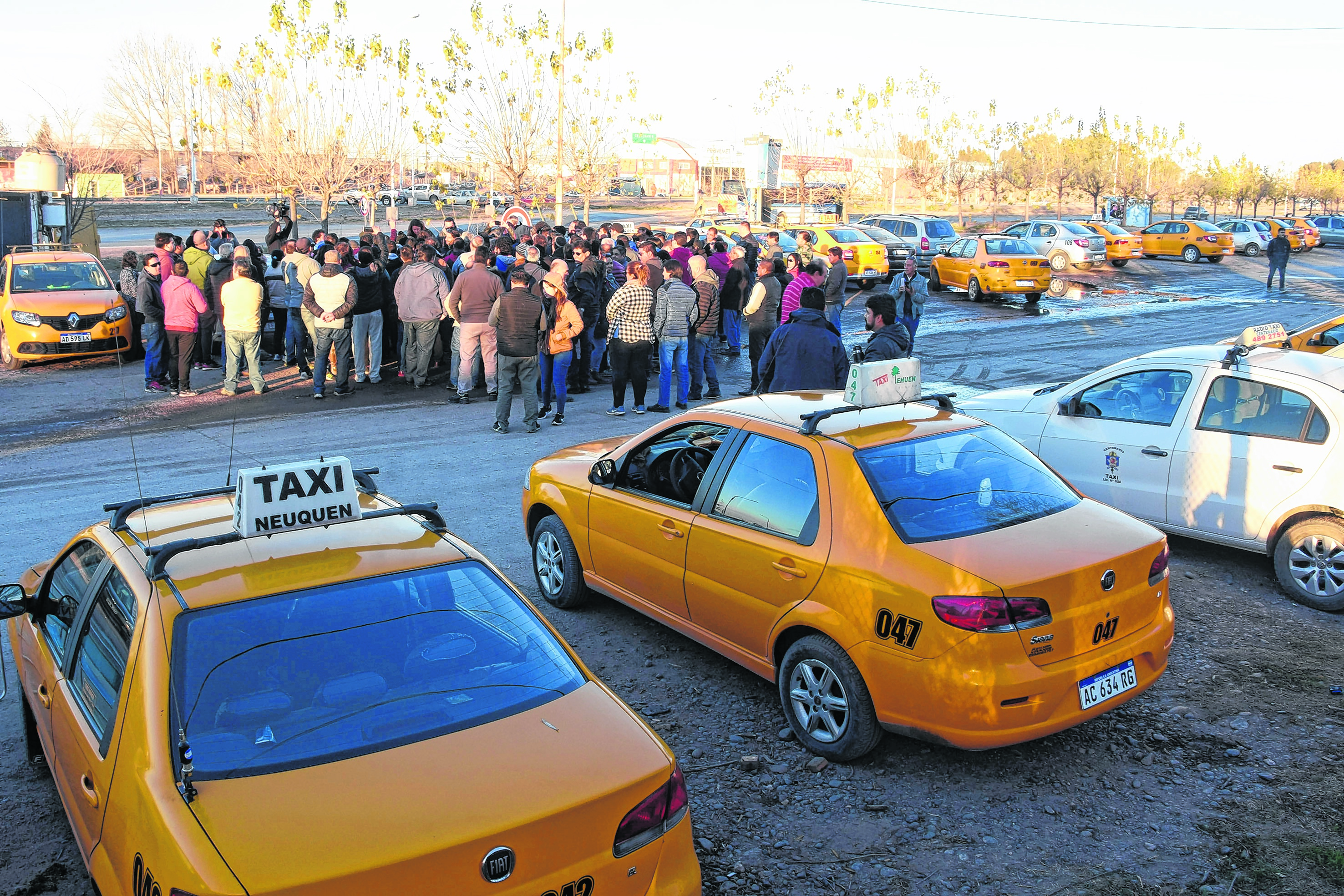 Tras la reunión en la Ciudad Judicial, los taxistas realizaron una asamblea al costado de la Ruta 7, en el acceso de Parque Industrial. Foto: Juan Thomes