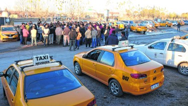 Tras la reunión en la Ciudad Judicial, los taxistas realizaron una asamblea al costado de la Ruta 7, en el acceso de Parque Industrial. Foto: Juan Thomes