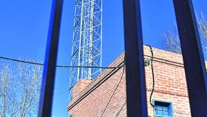 Trasladan en Regina a la antena que montaron sin aprobación