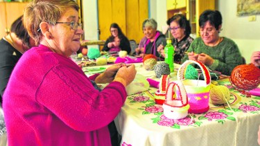 El club de las tejedoras de Allen que hace mantas para donar