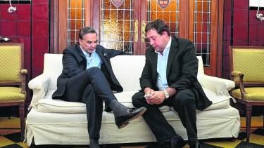 Weretilneck y Pichetto en charla distendida. Ese vínculo personal y político deriva en los gestos cruzados en favor de sus actuales proyecciones nacionales. Foto Marcelo Ochoa. 