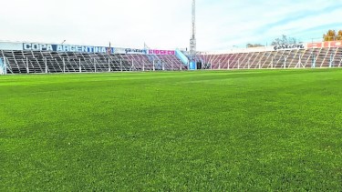 El Municipio cutralquense junto al especialista Gerardo Albornoz se encargaron de dejar impecable el terreno del Coloso.  Foto: Gentileza