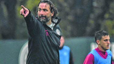 Juan Antonio Pizzi, DT del Ciclón, cambiará los 11 que jugaron ante Cerro Porteño por la Libertadores.