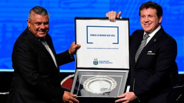 Chiqui Tapia, Alejandro Domíguez y el tuit emitido por la AFA ayer, en una jornada signada por las protestas contra la Conmebol. (Fotomontaje)