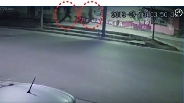captura del video donde se ve a los jóvenes agresores que huyen