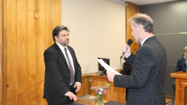 El juez Enrique Mansilla tomó juramento al nuevo juez de Garantías, Sergio Pichetto. (Gentileza)