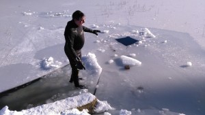 Mirá las increíbles fotos del buzo que se metió en el lago congelado