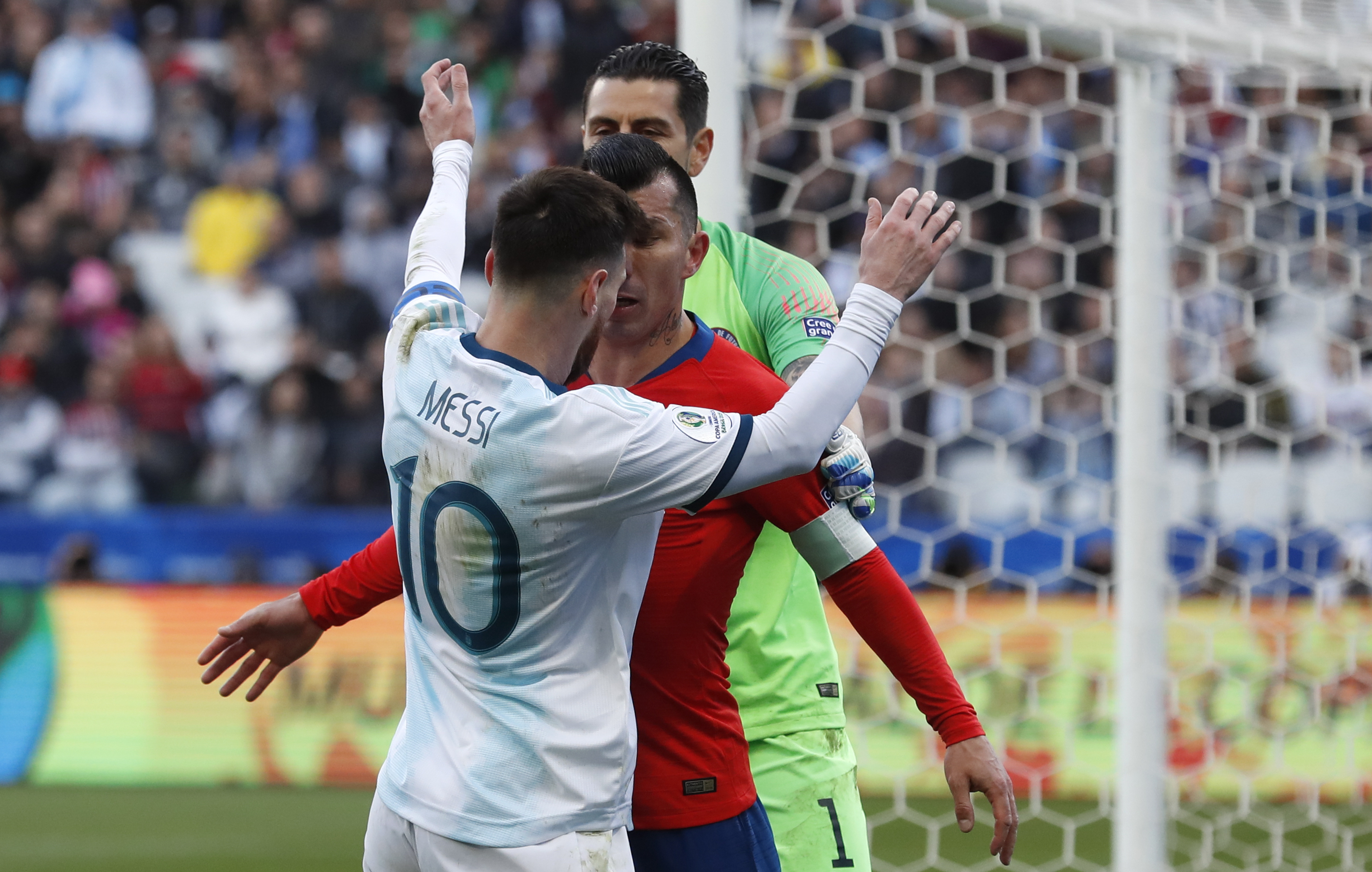 Messi pelea con Medel, y ambos jugadores fueron expulsados. Foto AP