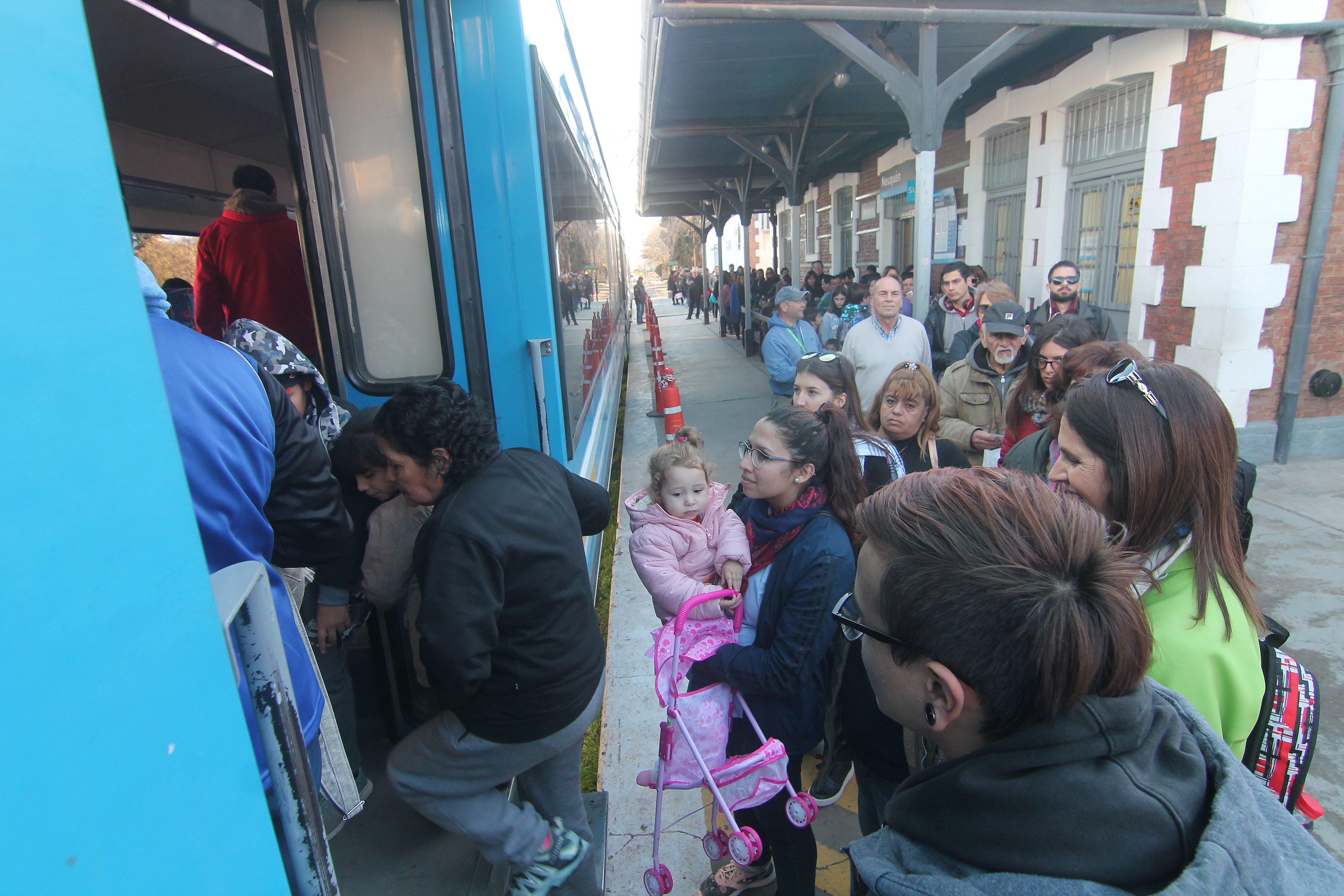 Una extensa cola de pasajeros en la estación del tren. Foto: Oscar Livera 