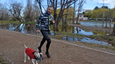La Isla 132, en el Paseo de la Costa, quedó al límite de los desbordes. Foto: Juan Thomes.