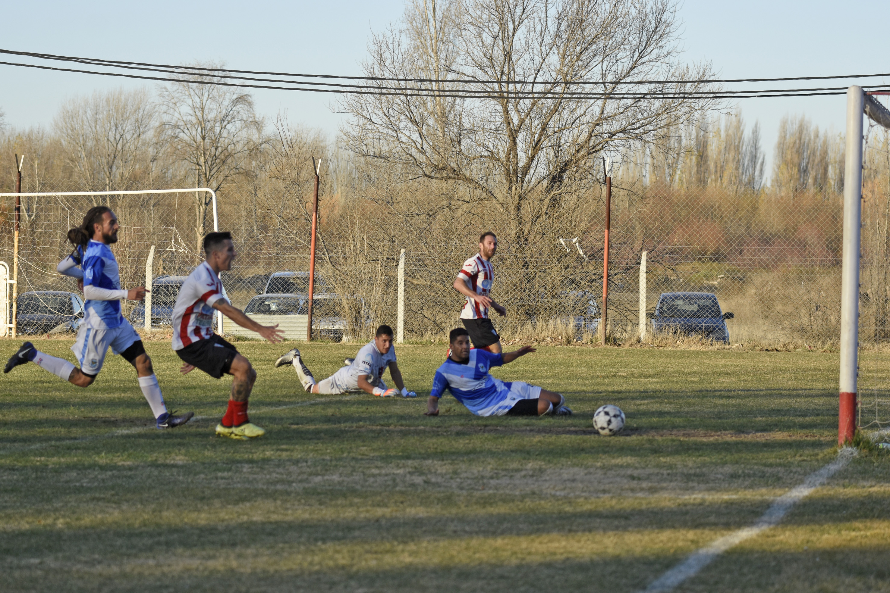 Dómini falló un gol increíble cuando iban 1 a 1. (Foto: Juan Thomes)