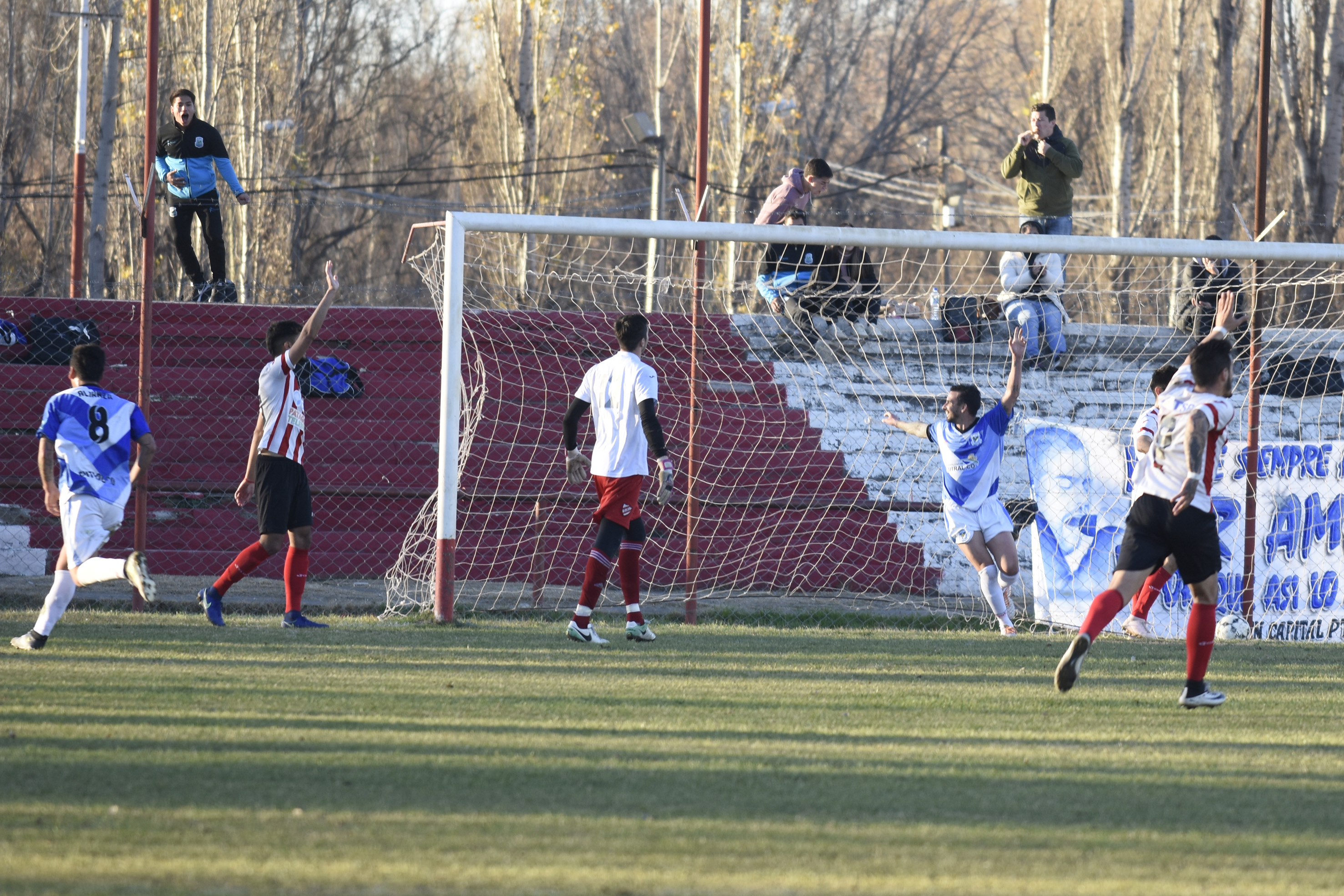 Pensa festeja el segundo gol ante un Arregui derrotado. (Foto: Juan Thomes)