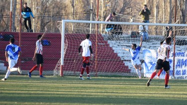 Pensa festeja el segundo gol ante un Arregui derrotado. (Foto: Juan Thomes)