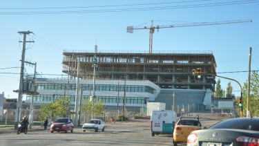 La obra pospuso varias veces su inauguración a la espera de detalles de terminación y otros trabajos. 