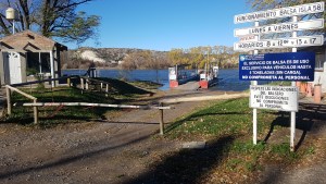 Regina: suspendieron el servicio de balsa por la crecida del río Negro