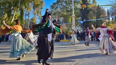 Con chocolate y chacarera se festejó la Independencia en Roca