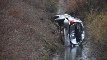 El Clio terminó volcado en el desagüe. (Foto: Emiliana Cantera)
