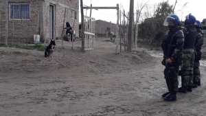 Allanaron dos viviendas para recuperar parte de un botín en Roca