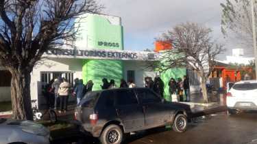 Largas colas, y al frío, en las oficinas de Urquiza 548. 