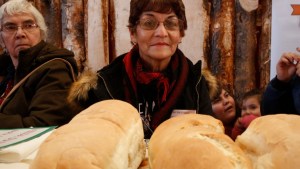 Nilda amasa el mejor pan casero del norte neuquino: conocé su emocionante historia