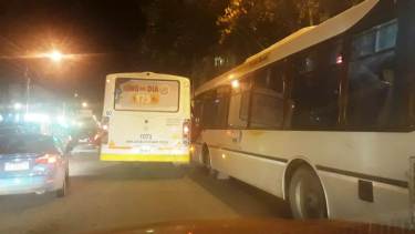 El choque entre colectivos ocurrió anoche, frente al hospital Castro Rendón. (Gentileza @maurirojasnqn).-