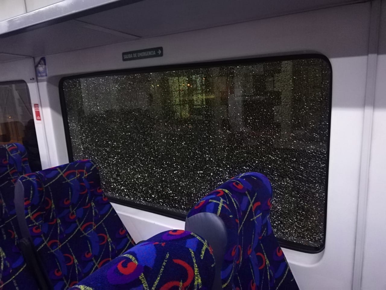 Dos vidrios del tren terminaron rotos por los piedrazos. (Gentileza).-