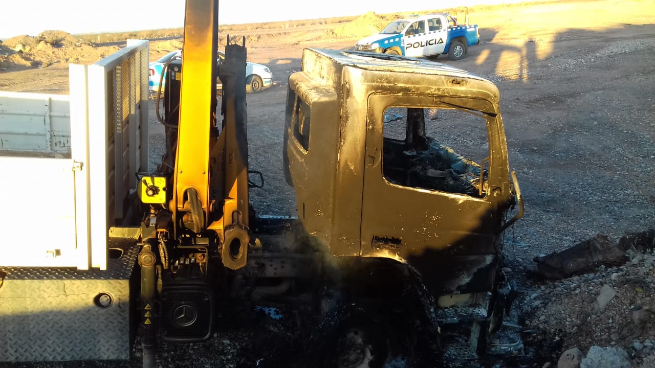 Uno de los camiones apareció quemado y abandonado en Campo Grande (Foto: Gentileza.-)