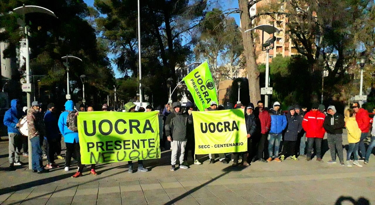 Los obreros de la Uocra se concentraron en el centro de la ciudad. (Foto: Mauro Pérez.-)