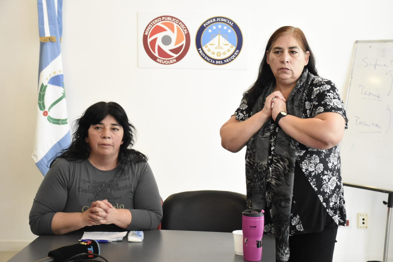 Stella y María del Carmen Sánchez, hermanas del taxista atacado, anunciaron que los cortes continuarían. (Florencia Salto).-