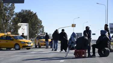 Los taxistas cortan el tránsito sobre la Ruta 7 frente a Zanon y sobre la 22, en los puentes carreteros. (Florencia Salto).-